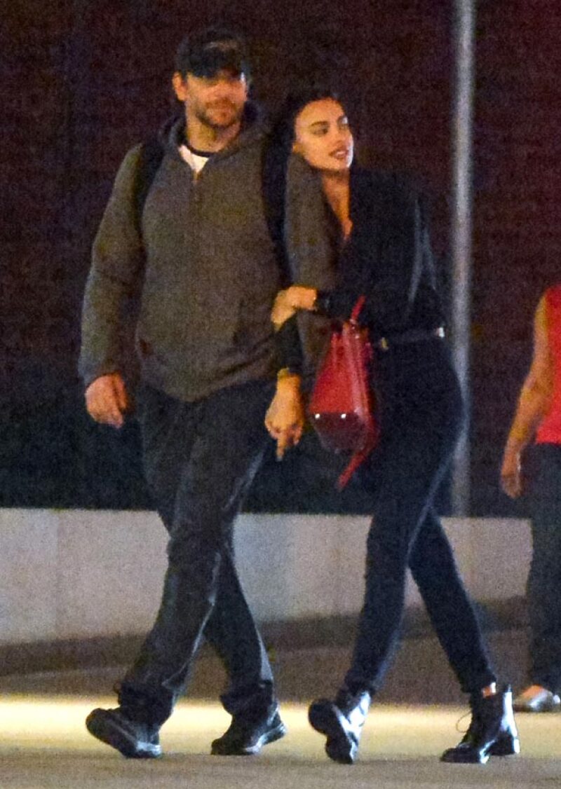 Las dos celebs fueron captadas en un plan muy cariñoso e Irina tomaba del brazo a Bradley de manera muy afectuosa.