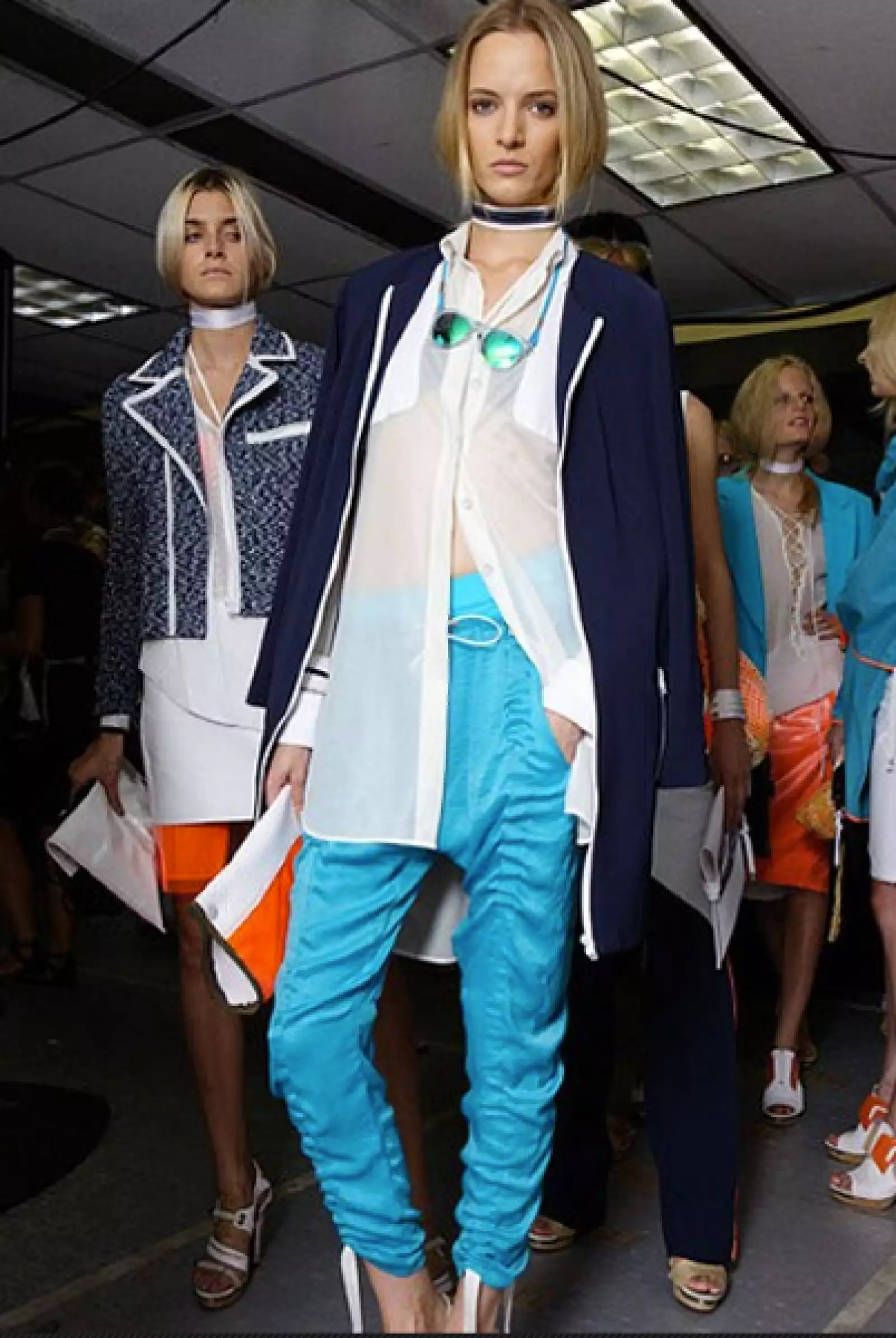 Pantalones tipo jogging: Si eres alta, no dudes es arriesgarte al mezcla esta pieza de tipo informal con largos blazers y camisas. Isabel Marant y Rag & Bone son sólo algunas firmas que integran la propuesta.