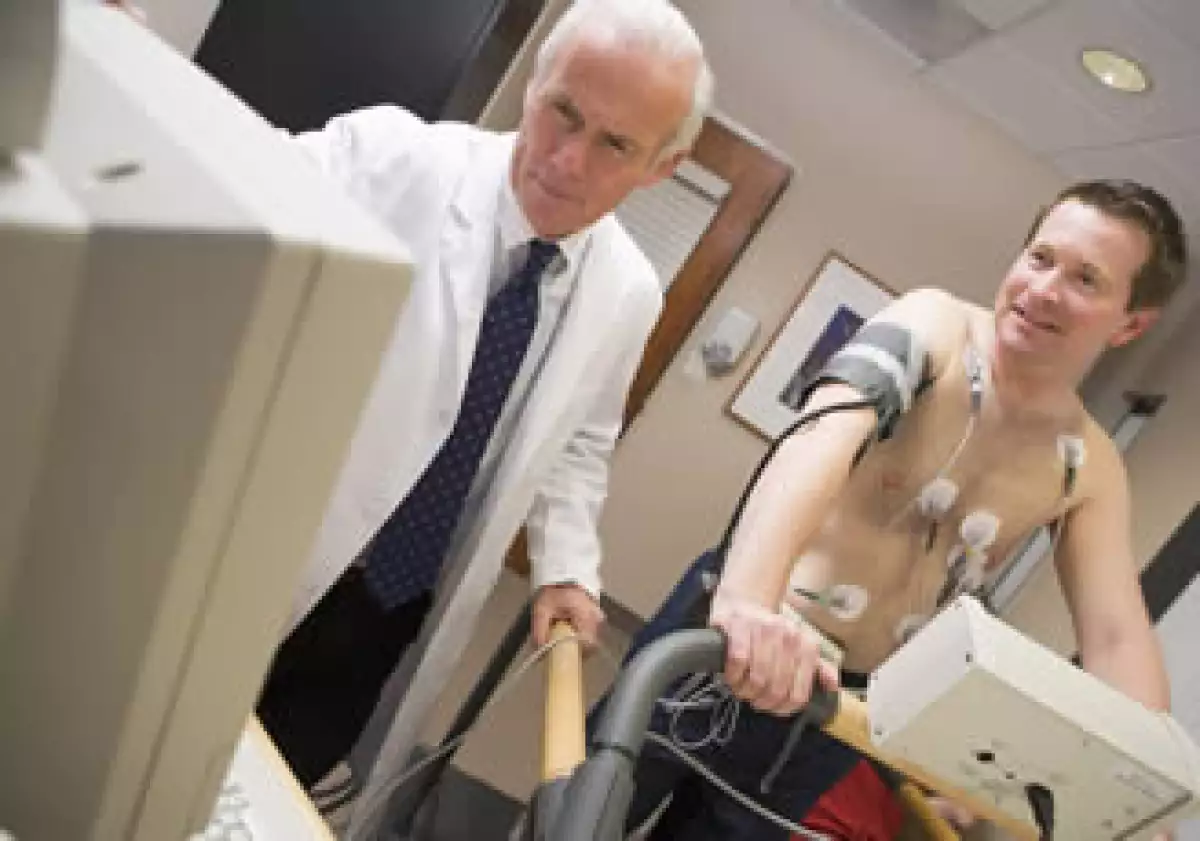 El experto en salud recomienda que los trabajadores acudan al médico para hacer una valoración periódica de su salud. (Foto: Photos to go)