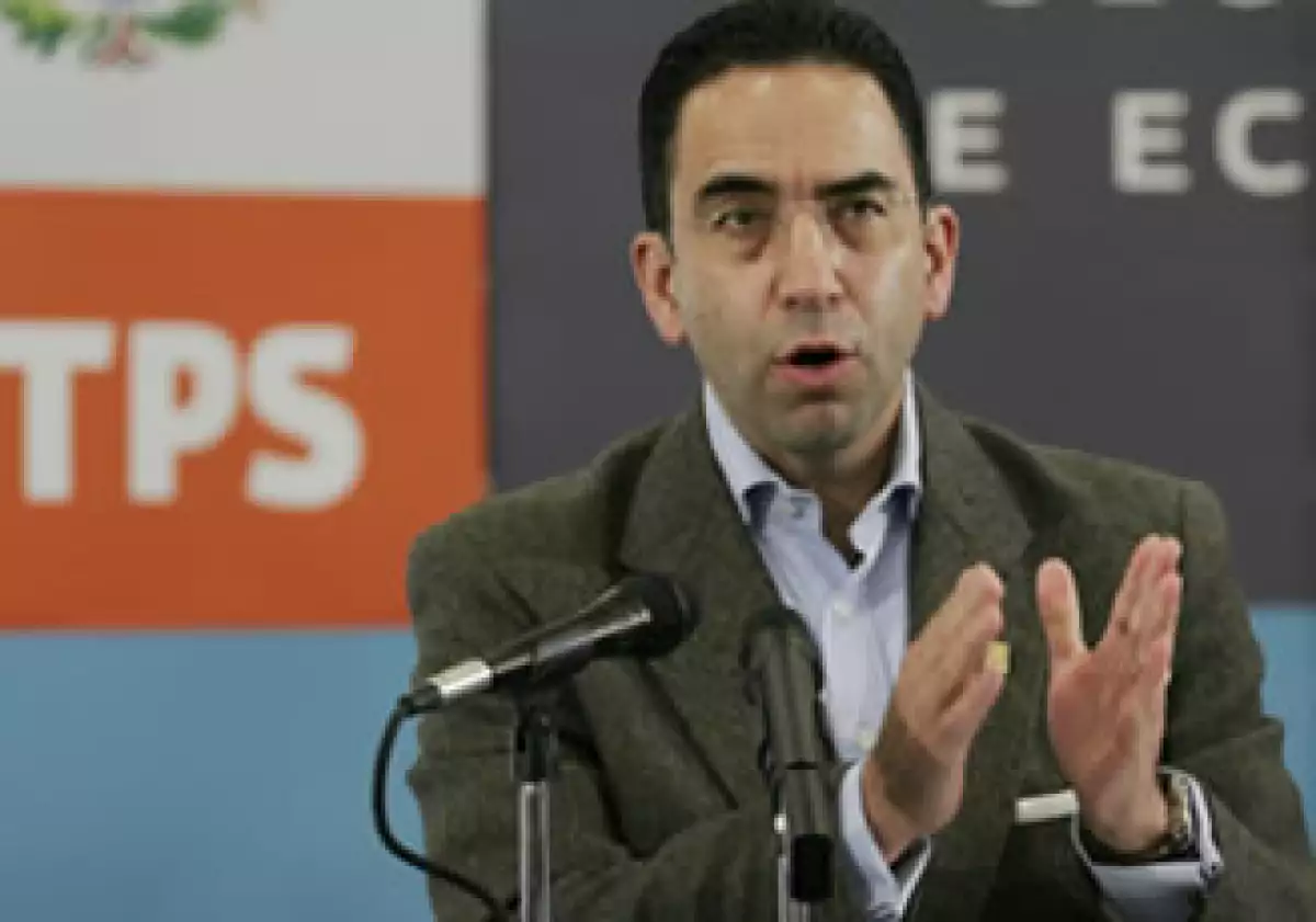 Javier Lozano dio un día más de plazo para que ex electricistas cobren su liquidación con un bono adicional. (Foto: Archivo Notimex)