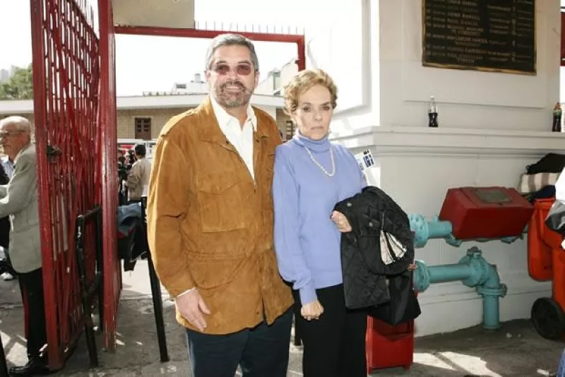 La esposa del ex rector de la UNAM Juan Ramón de la Fuente falleció a los 61 años de edad, luego de luchar los tres últimos contra el cáncer.