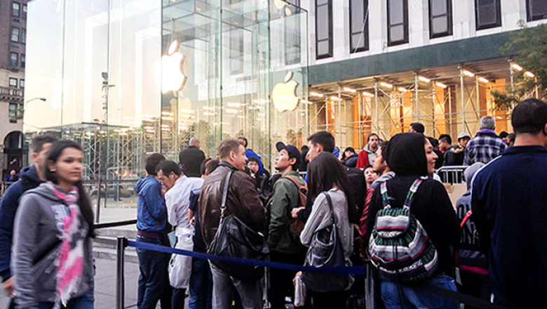 En la tienda Apple de Nueva York los fanáticos hicieron fila desde que la firma presentó oficialmente los equipos, el 10 de septiembre pasado.