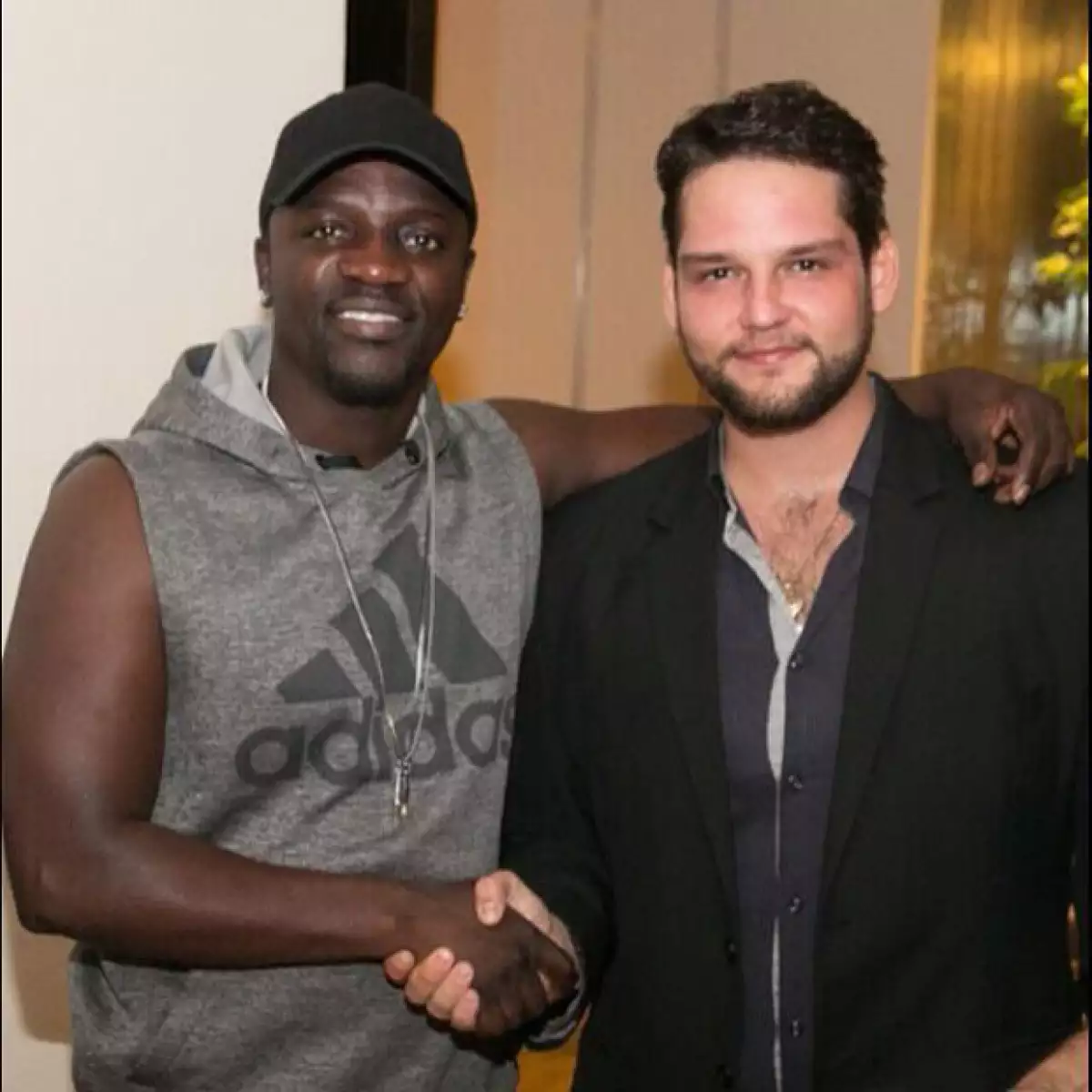 Akon cerrando el trato con el emprendedor mexicano Alesh Ancira.