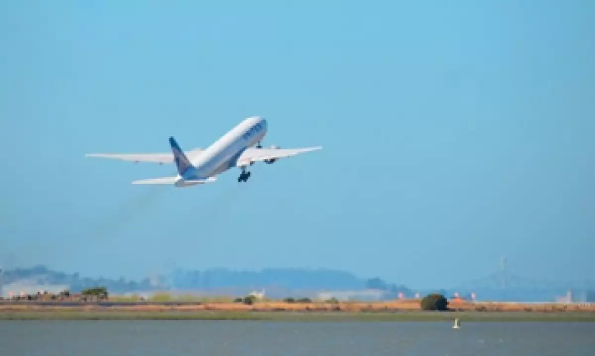 avion en el horizonte