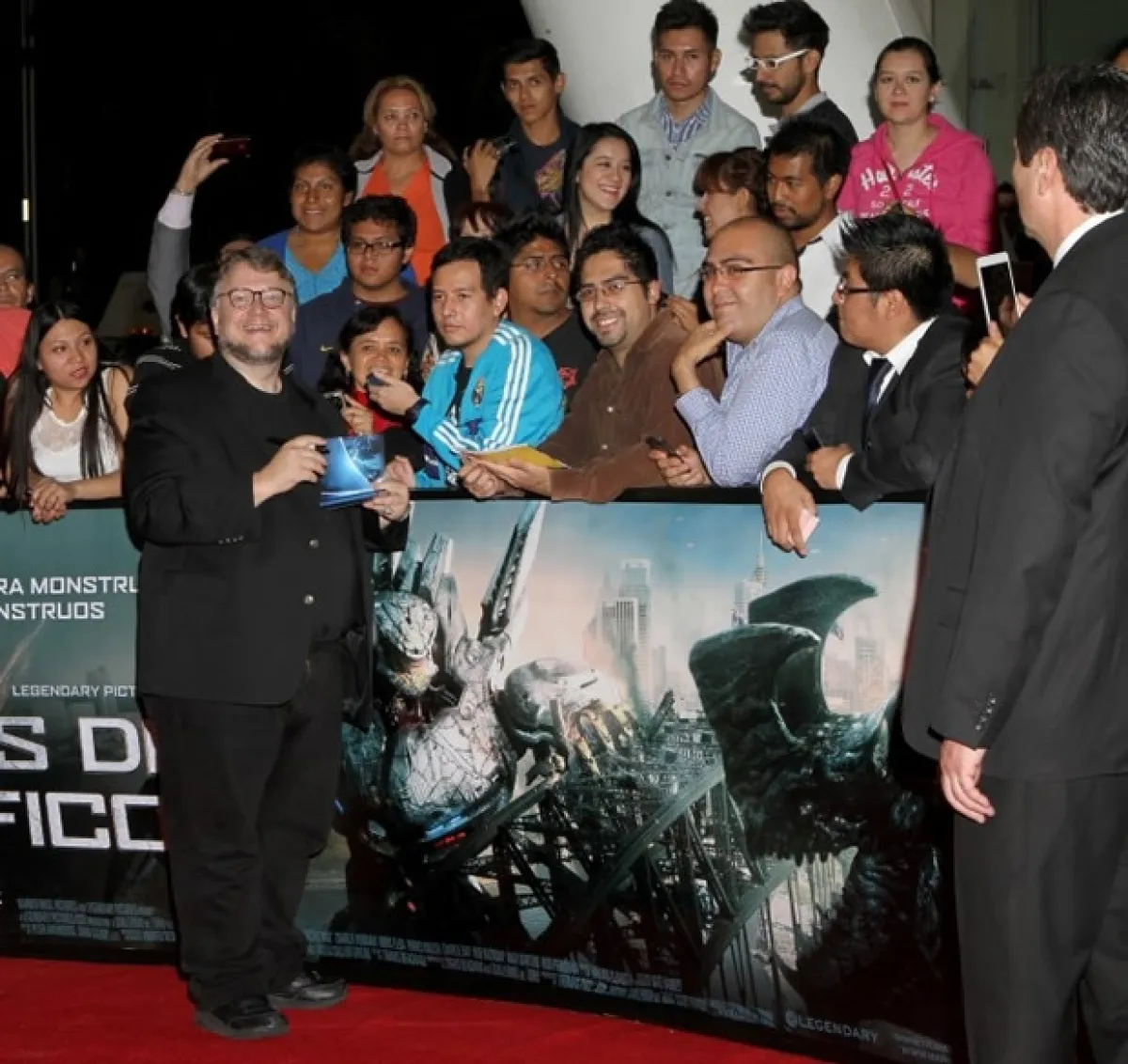 Guillermo del Toro se tomó el tiempo para convivir con sus admiradores.