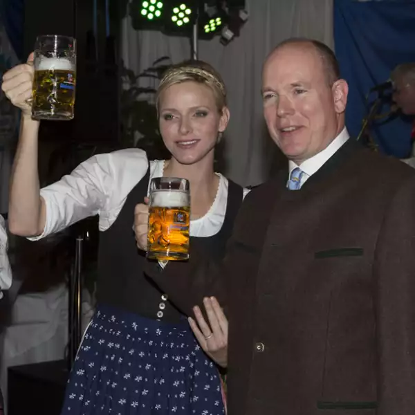 El príncipe Alberto de Mónaco, junto a Charlene, disfrutando en 2012.