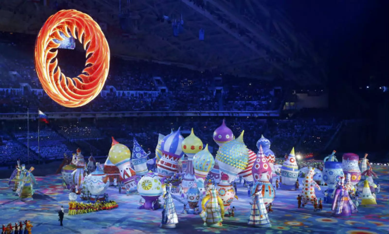 En este colorido espectáculo desfilaron representaciones de varios recintos históricos como la Catedral de San Basilio