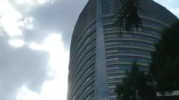 El diseño del edificio está inspirado en la Diana Cazadora. El arquitecto es César Pelli, autor de las Torres Petronas de Kuala Lumpur.