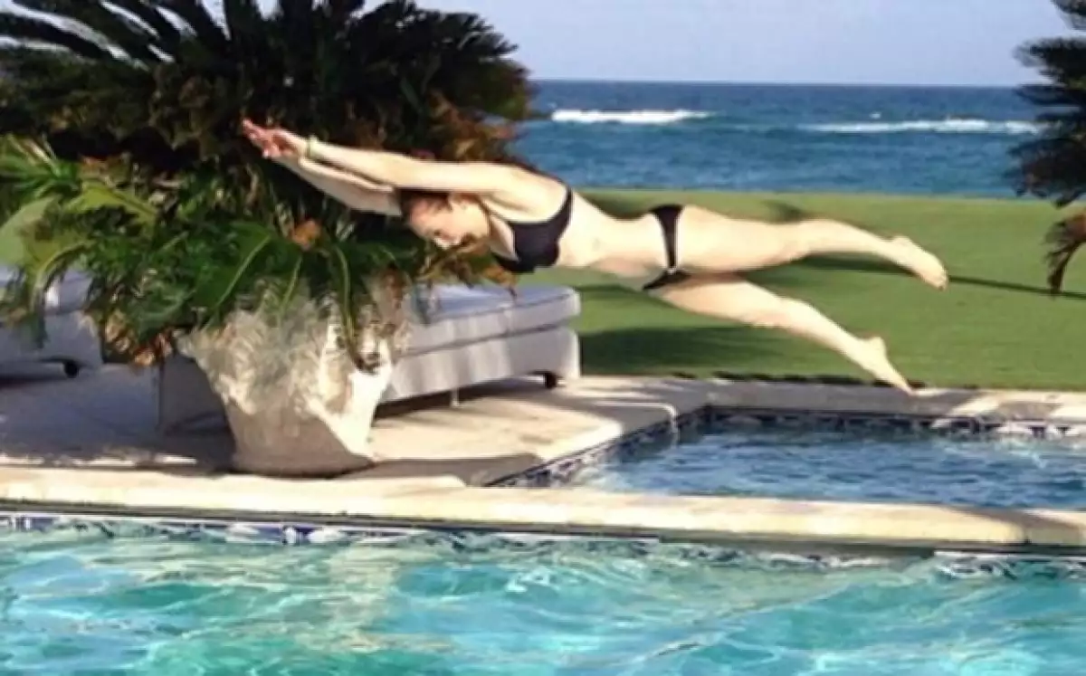 Thalía disfrita como una niña de la alberca.