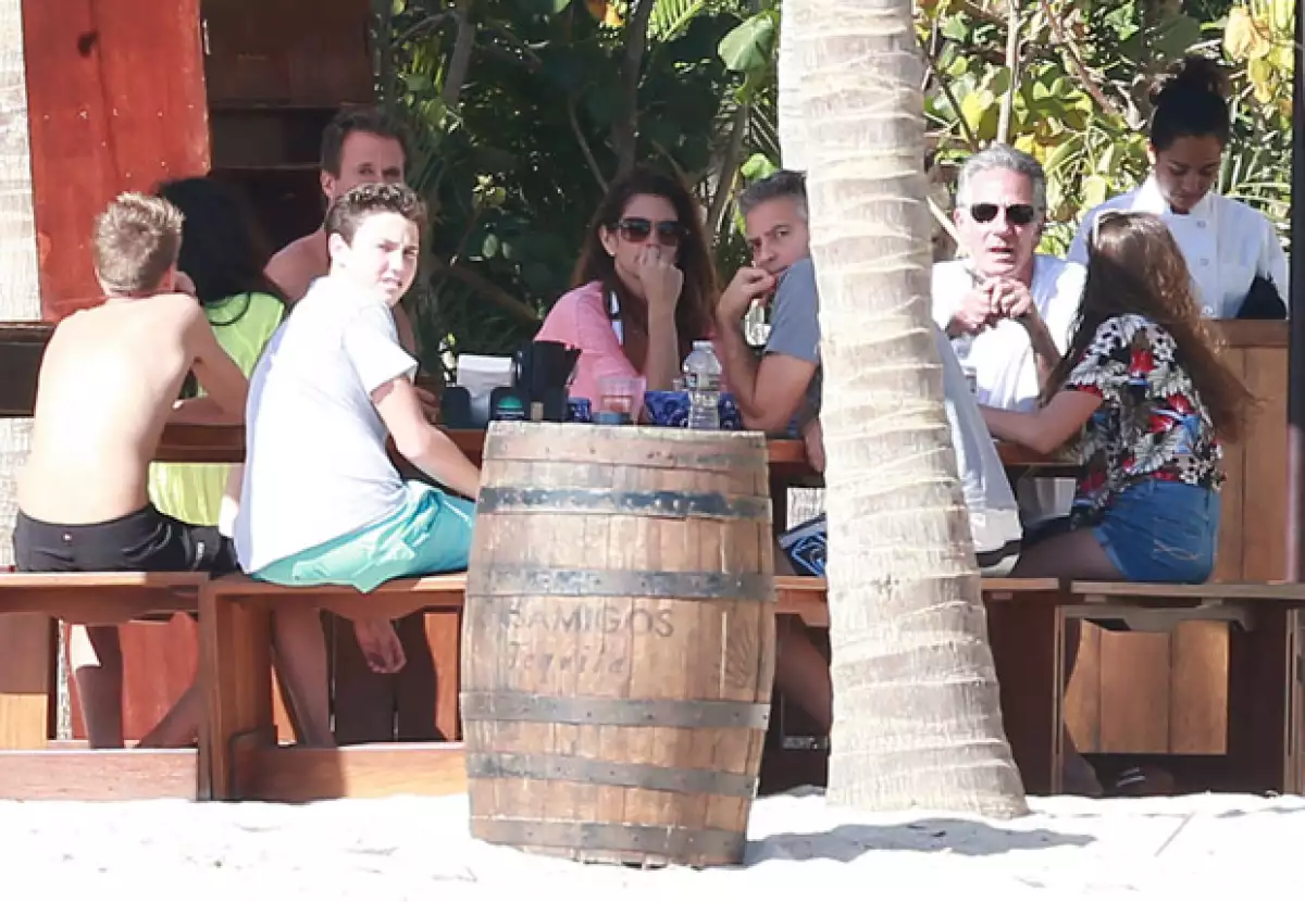 La pareja Clooney fue captada hace unos días en Los Cabos, y también disfrutaron de las playas.