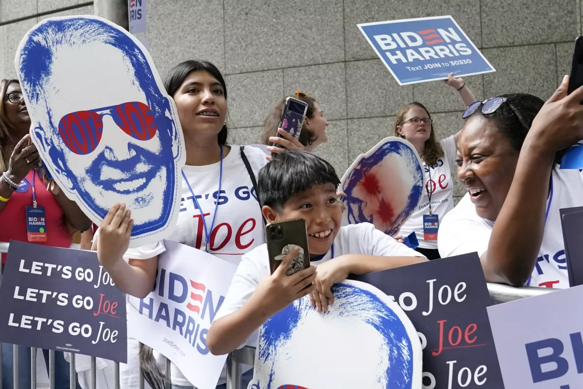 Los partidarios del presidente de los Estados Unidos, Joe Biden, reaccionan fuera del Hyatt Regency Atlanta, antes de un debate presidencial, en Atlanta, Georgia, EE. UU., el 27 de junio de 2024.