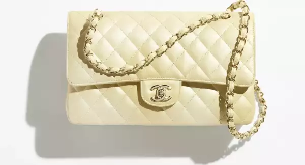 Bolsa de mano amarilla de Chanel. 