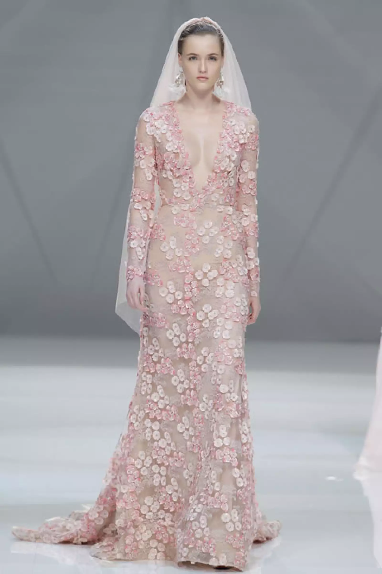 Vestido con encaje floral de manga larga y espalda descubierta.