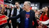 El primer ministro de Canadá, Mark Carney, saluda a los partidarios durante un evento de campaña electoral del Partido Liberal en la oficina de campaña del candidato Amarjeet Sohi en Edmonton, Alberta, Canadá, el 27 de abril de 2025.