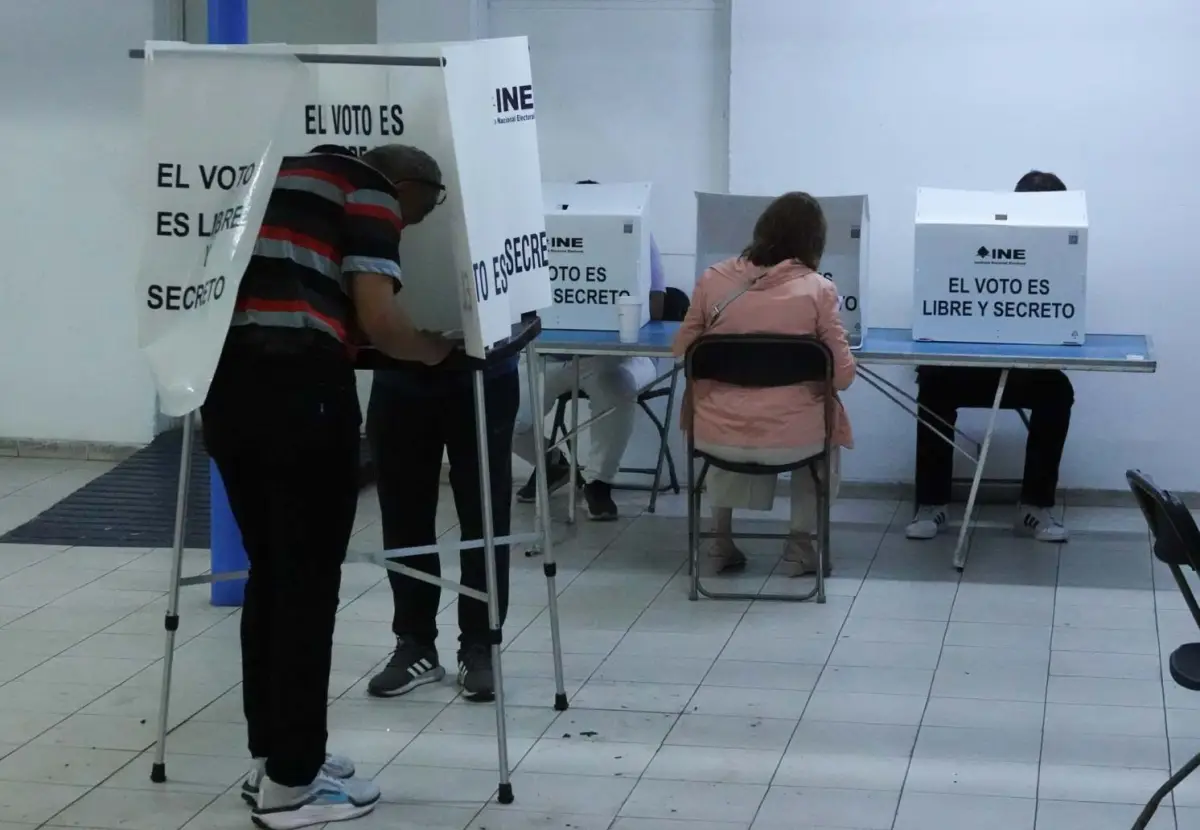 Capitalinos emiten su voto en las casillas del INE.