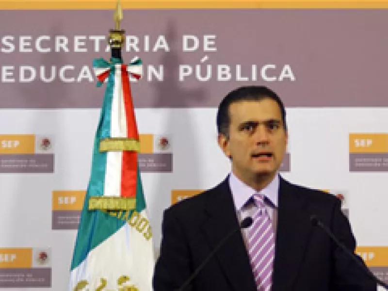 El Secretario Alonso Lujambio informó que con los ajustes se pretende coadyuvar a reactivar los sectores afectados por la contingencia sanitaria. (Foto: Notimex)