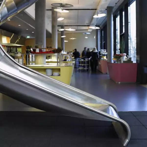 Además, las oficinas suizas tienen un tobogán que se utiliza para bajar de un piso a otro.