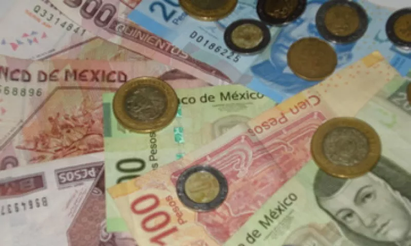 En ventanillas de bancos y casas de cambio, el peso operaba en 11.75 por dólar a la compra y en 12.15 pesos a la venta. (Foto: Karina Hernández)