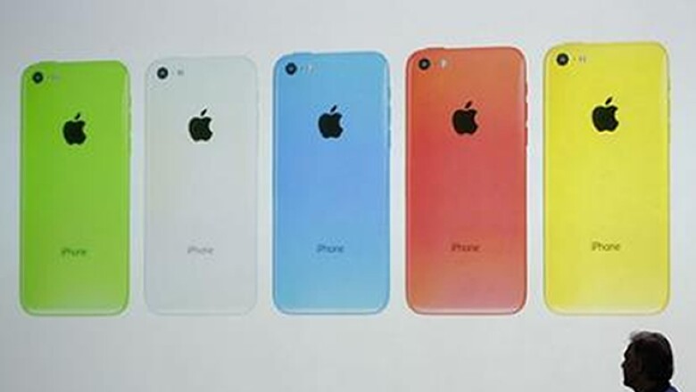 Apple lanzó el iPhone 5C, un modelo de gama baja que venderá en colores verde, blanco, azul, rojo y amarillo desde 99 dólares.