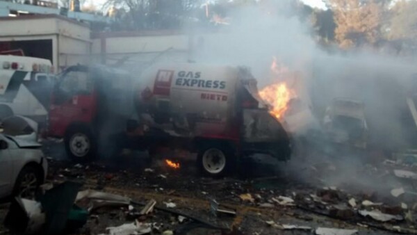 Una pipa de la empresa Gas Express Nieto estaba abasteciendo al hospital, cuando se reventó una manguera y se produjo una explosión.