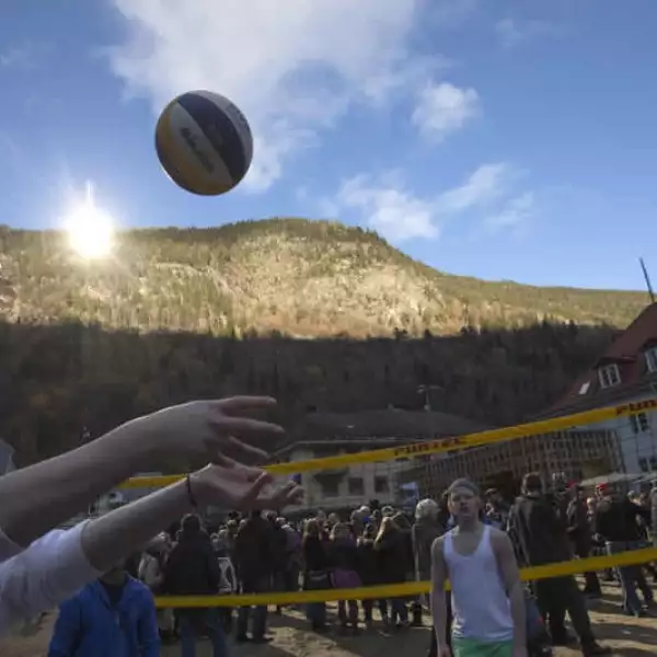 poblado celebra la luz natural