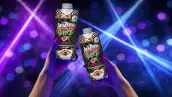 Manos sostienen las bebidas de Arizona Hard en un fondo que asemeja una fiesta con luces neón.