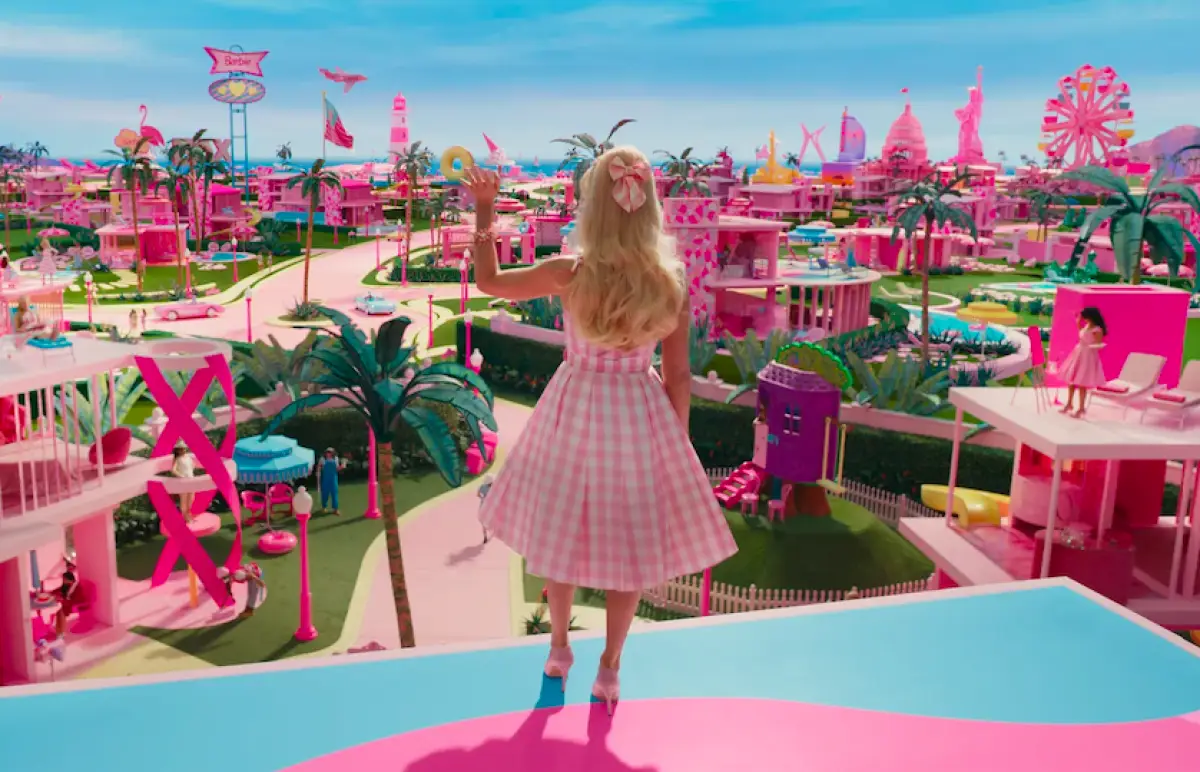 Foto de una escena de Barbie, cuando la muñeca puede ver todo 'Barbiland' desde su casa.