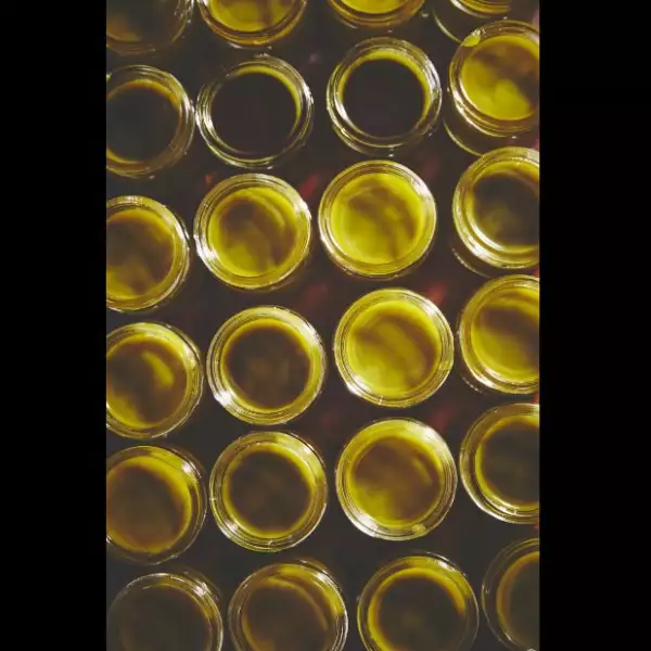 Jarras con la mezcla de hierbas.