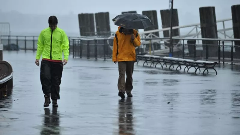 dos hombres caminan por el bajo manhattan
