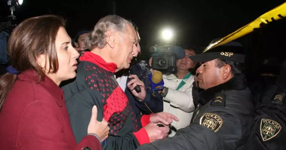 El papá y la hermana de Moisés Saba, Alberto y Miriam, respectivamente, llegaron al lugar del accidente.