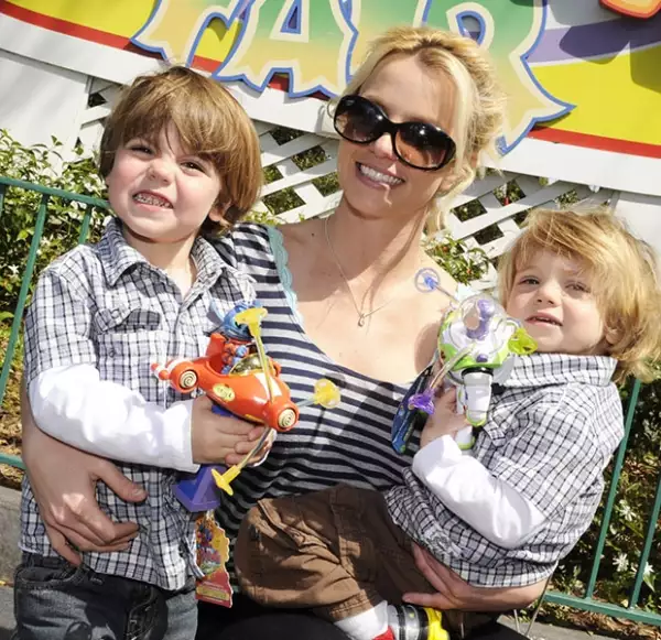 Después de levantar una orden de restricción contra la cantante por el robo de su tarjeta de crédito, confiesa haber tenido un romance con Britney y ser el verdadro padre del hijo mayor de la artista.