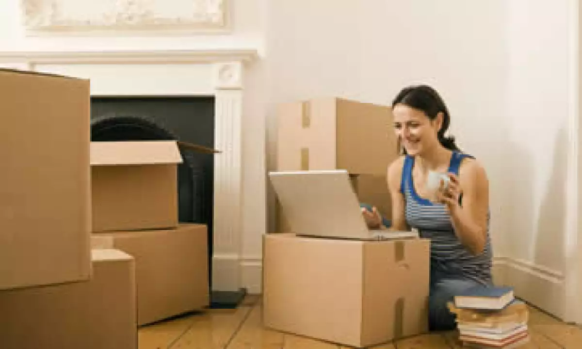 Compartir el pago de Internet o compartir el auto con tus vecinos puede ayudarte a tener un prespuesto adecuado cuando vives solo. (Foto: Thinkstock)