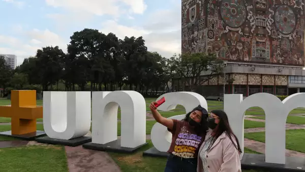 (Alumnos de la UNAM se toman una foto en Ciudad Universitaria, al regresar a clases)