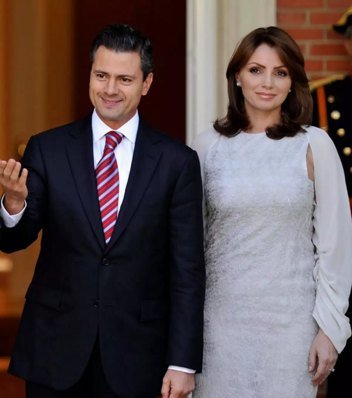 Luego de un análisis de estilo de pies a cabeza, la revista Vanity Fair publicó una lista de las 10 primeras damas con más estilo, colocando a la esposa de Enrique Peña en séptimo lugar.