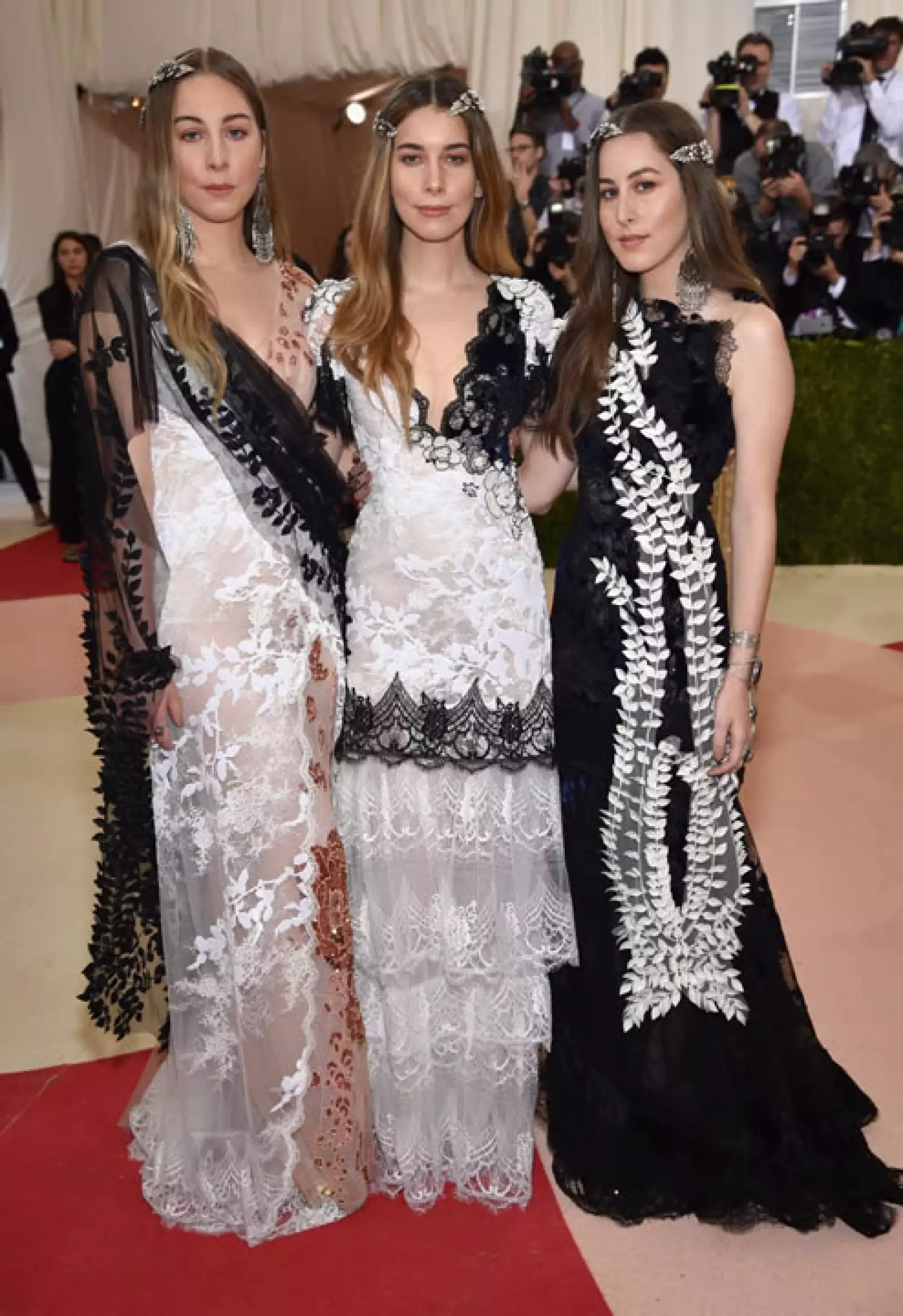 Las hermanas Este, Danielle y Alana Haim en Rodarte.