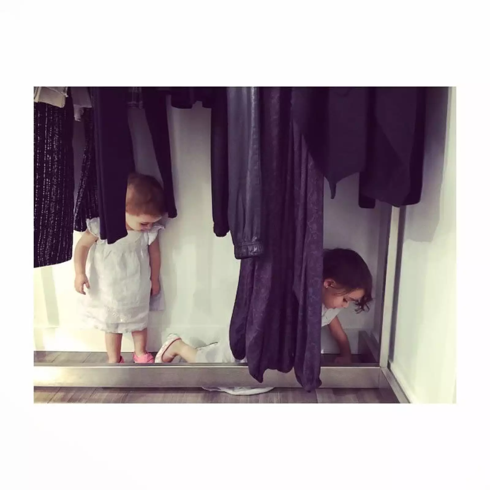 Sus pequeñas acompañan a su mamá Karla Guindi de shopping.