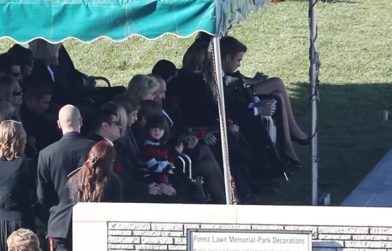 Como ya se había informado, familiares y amigos acudieron el sábado a depositar las cenizas de Paul en el panteón Memorial Cementery en Los Ángeles. El acto fue privado.