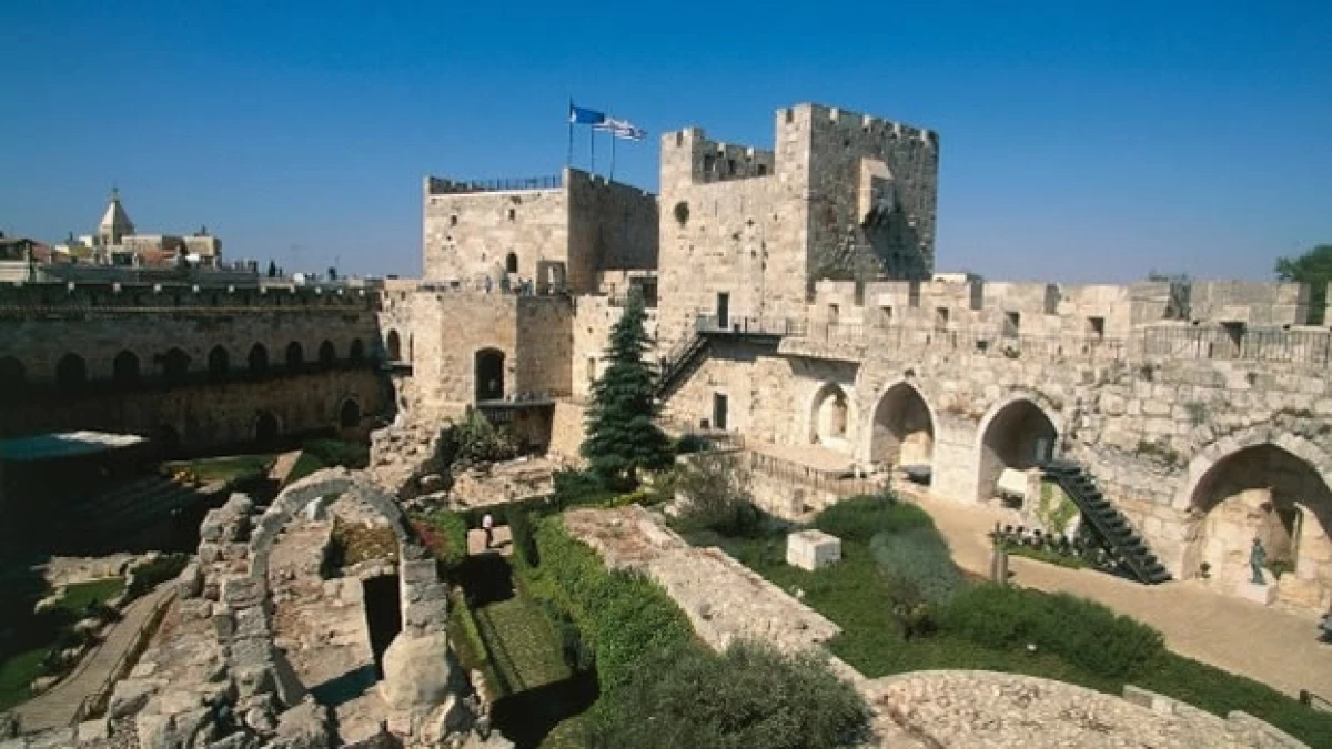 la Ciudad Vieja de Jerusalén, bajo la alta fortificación de la era Otomana, conocida como la Torre de David