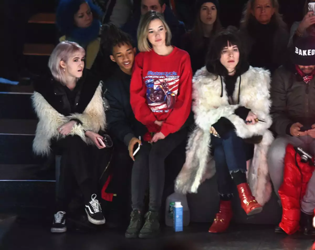 Sarah se tuvo que sentar en las piernas de Jaden no solo por amor, sino porque no había lugares disponibles a su alrededor.