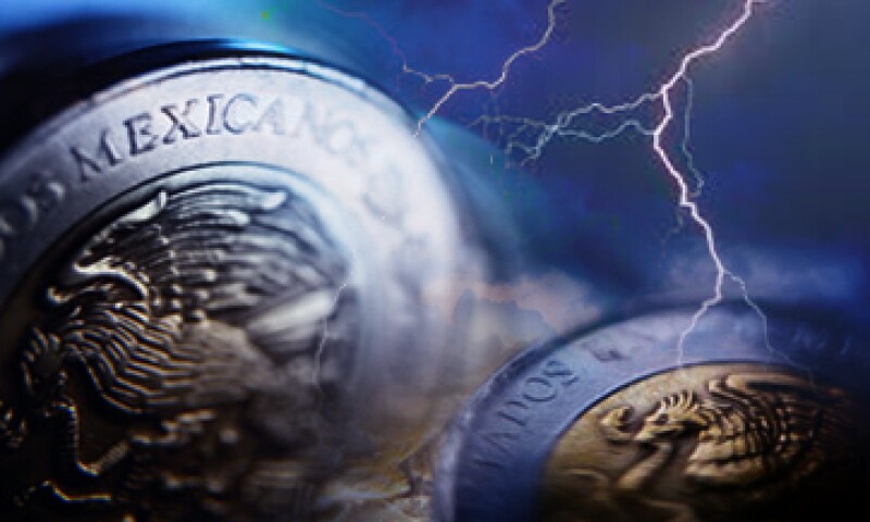 El peso se ve amenazado por diversos factores que podrían llevarlo a cotizar en 15 unidades por dólar, según especialistas. (Foto: Especial)