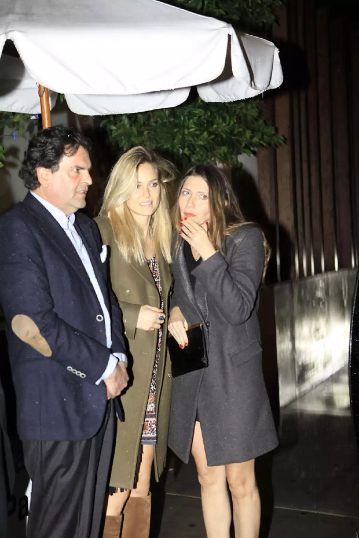 Bar Refaeli platicó con una mujer a la salida del restaurante, acompañada de Alejandro Baillères.