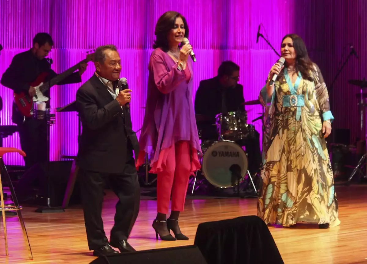Concierto Armando Manzanero y sus Rosas a beneficio de a Fundacion Contra el Cancer de Mama (FUCAM) en el Centro Cultural Roberto Cantoral de la Ciudad de Mexico.
