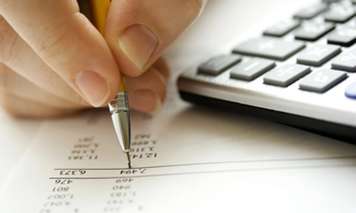 Al elaborar un presupuesto, es recomendable destinar 10% de tus ingresos al ahorro. (Foto: iStock by Getty)