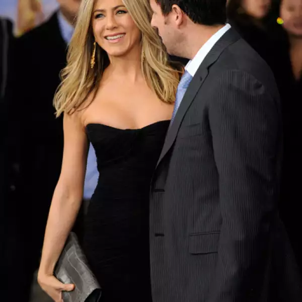 Hace poco The Telegraph dijo cuáles eran las partes del cuerpo de los famosos que más pedían los pacientes a los cirujanos plásticos y bajo la categoría de forma de cuerpo Jen fue incluida en el top tres.