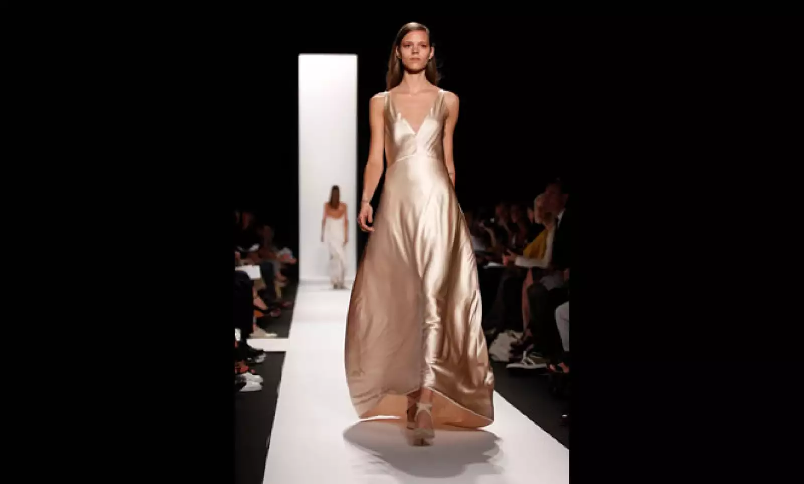 La delicadeza de los tirantes finos en los últimos vestidos de Rodríguez fue algo para destacar.