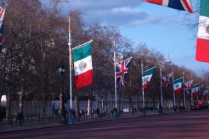 Así lució la principal avenida del Palacio de Buckingham con banderas de México.