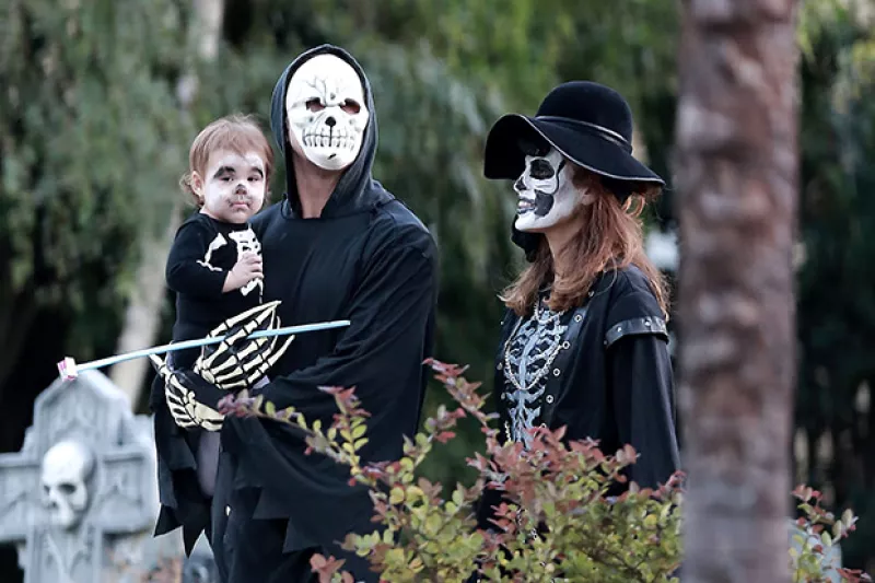 Los actores tal vez pensaron que nadie los reconocería disfrazados de calaveras, por lo que se aventuraron a llevar a su hija Esmeralda a pedir Halloween por las calles de Los Ángeles.