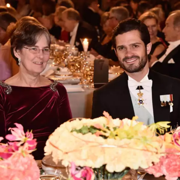Por su parte Carl Phillip escoltó a la Doctora Vickers Burdett.