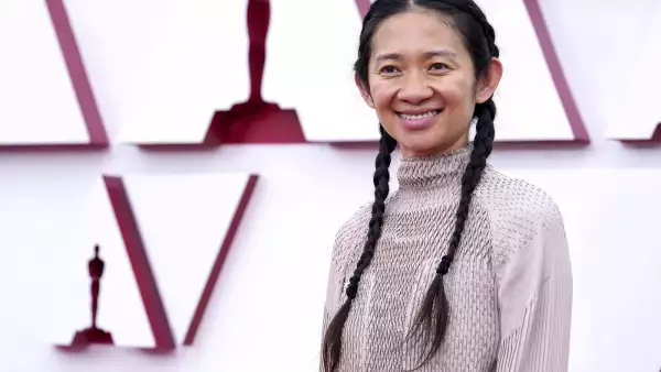 Chloe Zhao recibió el premio a Mejor dirección en los Oscares 2021