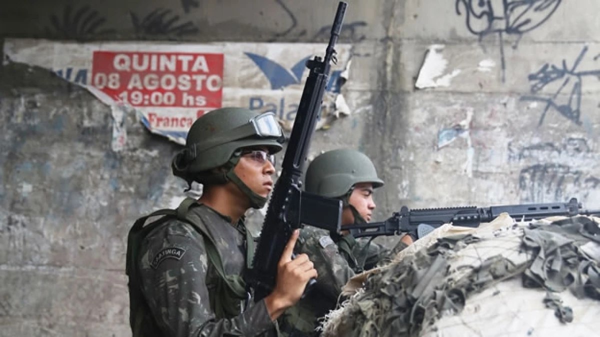 Elementos policiacos hacen vigilancia en una favela de Río de Janeiro